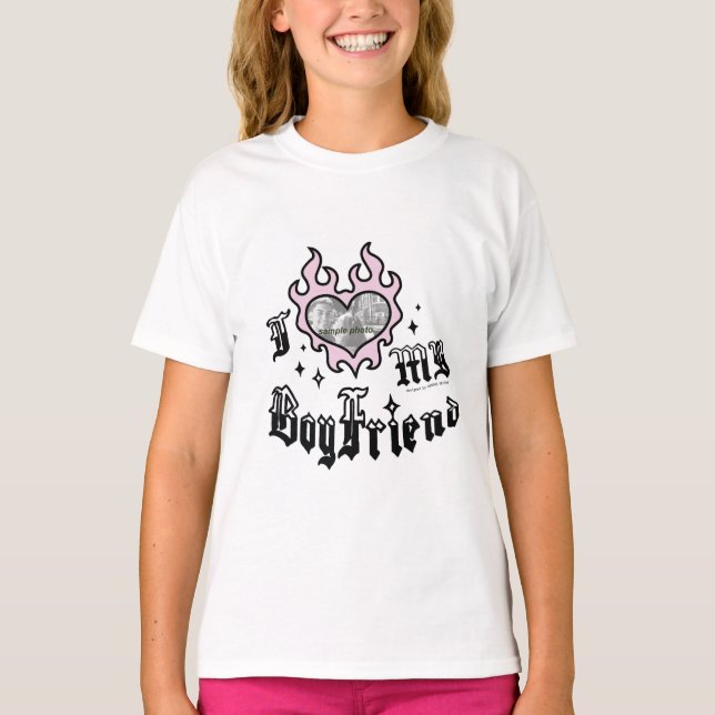 Jag älskar min pojkvän - Rosa - DingusDesign  T Shirt (Framsida)