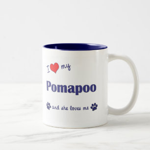 Jag älskar min Pomapoo (den kvinnliga hunden) Två-Tonad Mugg