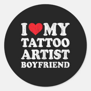 Jag älskar min tatuerare pojkvän rolig flickvän runt klistermärke