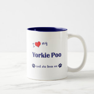Jag älskar mitt Yorkie bajs (den kvinnliga hunden) Två-Tonad Mugg