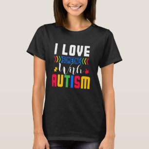 Jag älskar någon med autism medvetenhet hjärta pus t shirt