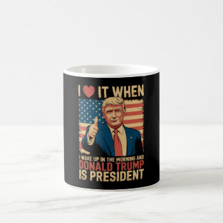 Jag älskar när jag vaknar och Trump är president Kaffemugg