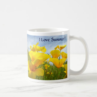 Jag älskar sommar! Kaffe kopp vallmo blommor äng
