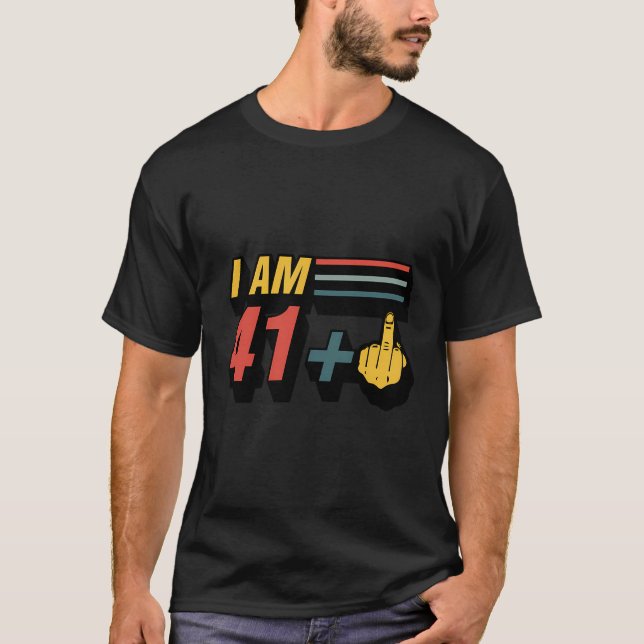 Jag är 41 Plus Mitten Finger Funny Graphic 42Nd Bi T Shirt (Framsida)