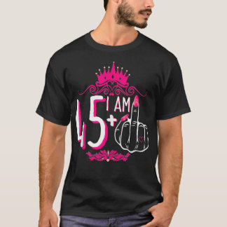 Jag är 45 plus 1 Mittet Finger Rosa Krona Kvinnor  T Shirt