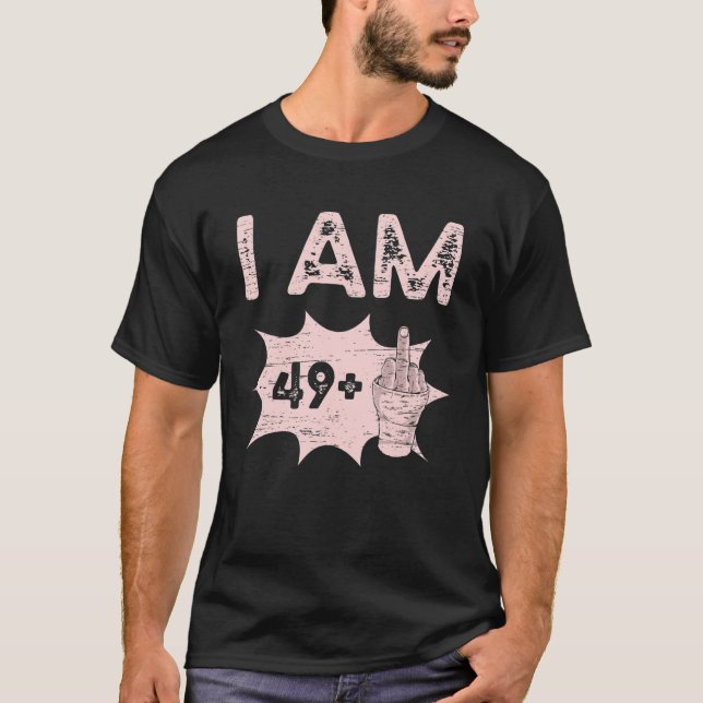 Jag är 49+1 Plus Mitten Finger 50:e Födelsedagsfes T Shirt (Framsida)