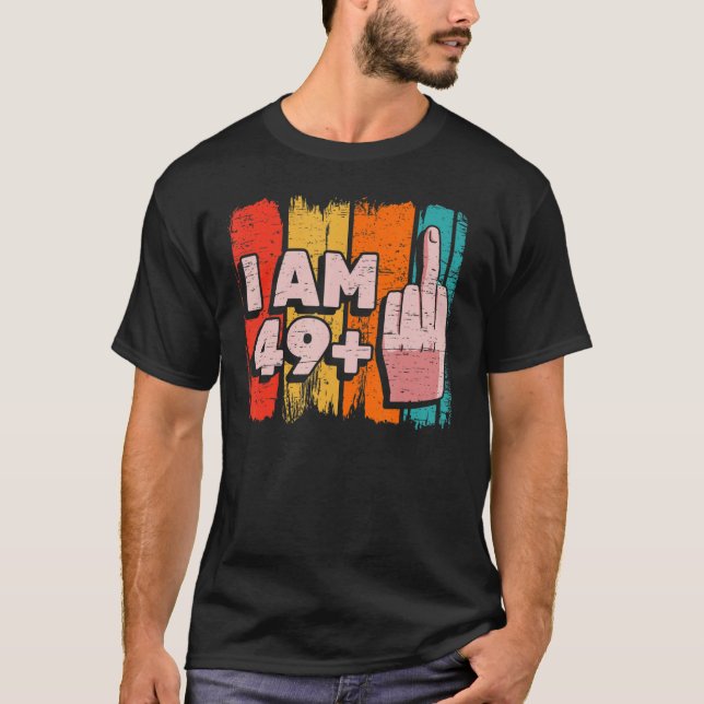 Jag är 49+1 Plus Mitten Finger 50:e Födelsedagsfes T Shirt (Framsida)
