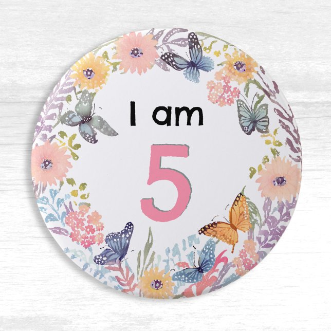 Jag är 5 vacker blommig fjäril Pin Badge Button Knapp (A very pretty pin button badge with 'I am 5' words, and a border of flowers and butterflies)