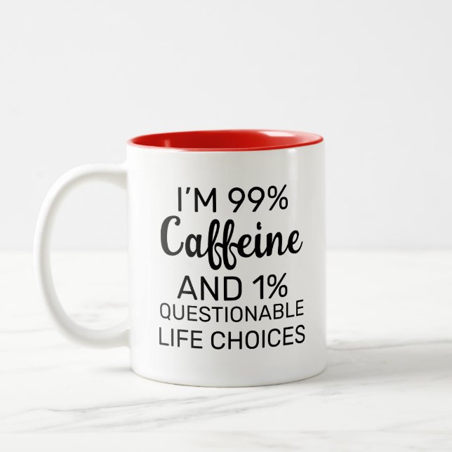 Jag är 99% koffein och 1% tveksamma livsval Två-Tonad mugg (Vänster)