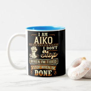 Jag är Aiko. Jag stannar inte när jag är trött Två-Tonad Mugg