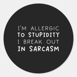 Jag är allergisk mot dumhet jag bryter upp i Sarca Runt Klistermärke