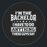 Jag är Bachelor Stag Bachelor Party Groom Gag Mana Runt Klistermärke<br><div class="desc">Jag är Bachelor Stag Bachelor Party Groom Gag Manar Funny</div>