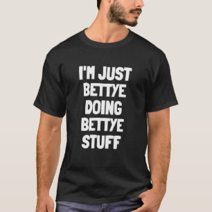 Jag är bara Bettye Doing Bettye Saker T Shirt