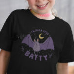 Jag är bara en liten batty Funny Halloween Fladder T Shirt<br><div class="desc">Redo att slå på Halloween? Den här "Jag är bara en liten batty"-lustiga Halloween-skjortan är perfektens roliga pun för ditt skämt firande. Med en söt fladdermus-design är det en underbar presentidé för Halloween älskare.</div>