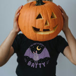 Jag är bara en liten batty Funny Halloween Fladder T Shirt<br><div class="desc">Redo att slå på Halloween? Den här "Jag är bara en liten batty"-lustiga Halloween-skjortan är perfektens roliga pun för ditt skämt firande. Med en söt fladdermus-design är det en underbar presentidé för Halloween älskare.</div>
