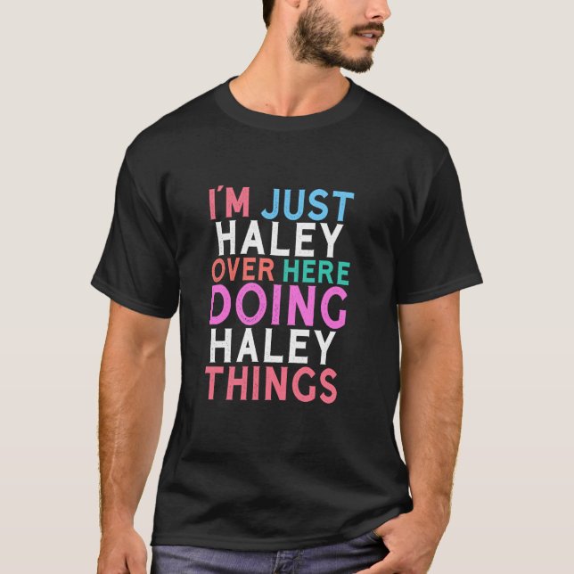 Jag är bara Haley här och gör Haley-saker Namn T Shirt (Framsida)