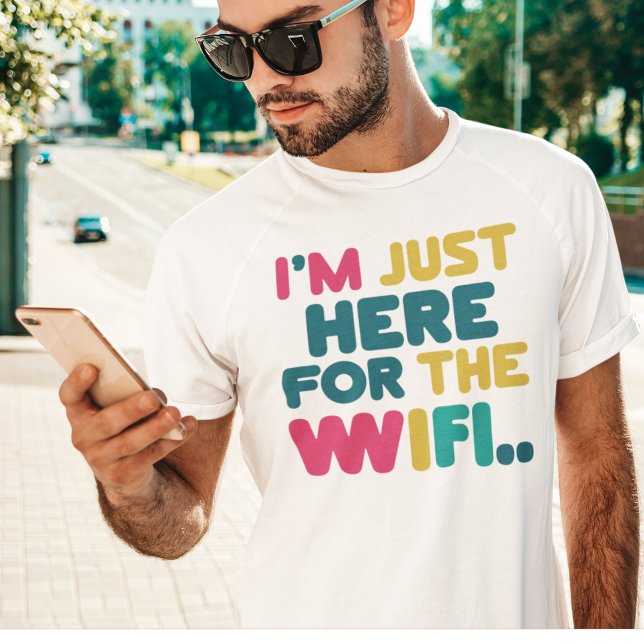 Jag är bara här för WiFi" Funny T-Shirt (Skapare uppladdad)