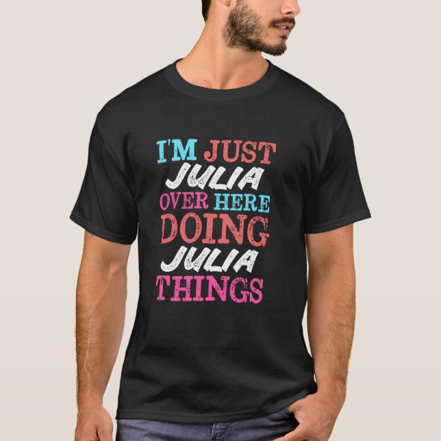 Jag är bara Julia här och gör Julia-saker Namn T Shirt (Framsida)