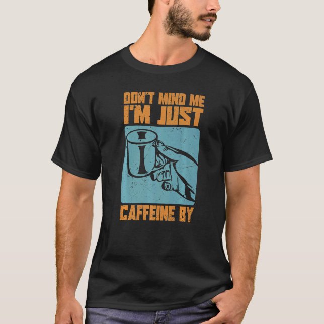 Jag är bara koffein by - kaffeskämt t shirt (Framsida)
