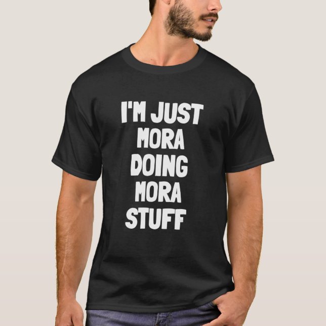 Jag är bara Mora som gör Mora Saker T Shirt (Framsida)