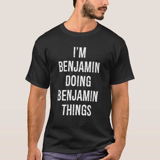 Jag är Benjamin som gör Benjamin-saker Namn Födels T Shirt (Framsida)