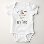 Jag är bevis på att Mamma inte alltid spelar tenni T Shirt<br><div class="desc">Den här designen innehåller det roliga tennis-citatet "Jag är bevis på att Mamma inte alltid spelar tennis" med en coola tennis racket teckning Det passar din baby om du vill överraska din familj</div>