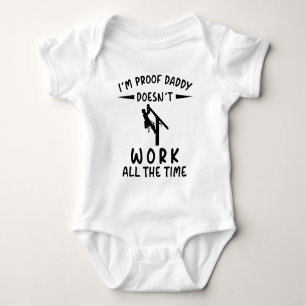 Jag är beviset på att pappa inte jobbar hela tiden t shirt