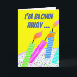Jag är Blown Away Funny Birthday för Friend Kort<br><div class="desc">Lustigt att jag är bortblåst av hur gammal du är,  pappert hälsningskort för en vän. Kort med en ljus och färglös kaka med strimlade ljus som blåses på sidvägar. Anpassa höljet och insida som du vill före utcheckningen. Art,  bild och versell copyright © Shoaff Ballanger Studios,  2022.</div>
