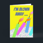Jag är Blown Away Funny Birthday för Friend Kort<br><div class="desc">Lustigt att jag är bortblåst av hur gammal du är,  pappert hälsningskort för en vän. Kort med en ljus och färglös kaka med strimlade ljus som blåses på sidvägar. Anpassa höljet och insida som du vill före utcheckningen. Art,  bild och versell copyright © Shoaff Ballanger Studios,  2022.</div>