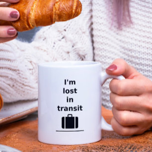 Jag är Borttappad i resväska med lätt monoton. Kaffemugg