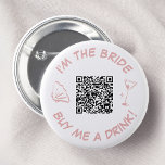Jag är Bride Köp en drick QR-kod Knapp<br><div class="desc">Knappen Bachelorette har en chic som är utformad med en QR-kod för enkla betalningar,  ett martinistiskt glas och en snäcka i en scallop- i en mjuk rosa-nyans. Perfekt för ett roligt och ett modernt bakterieparti,  knapp uppmuntrar gästerna att bidra till bridans dryckesfond med en liten bit humor och stil.</div>