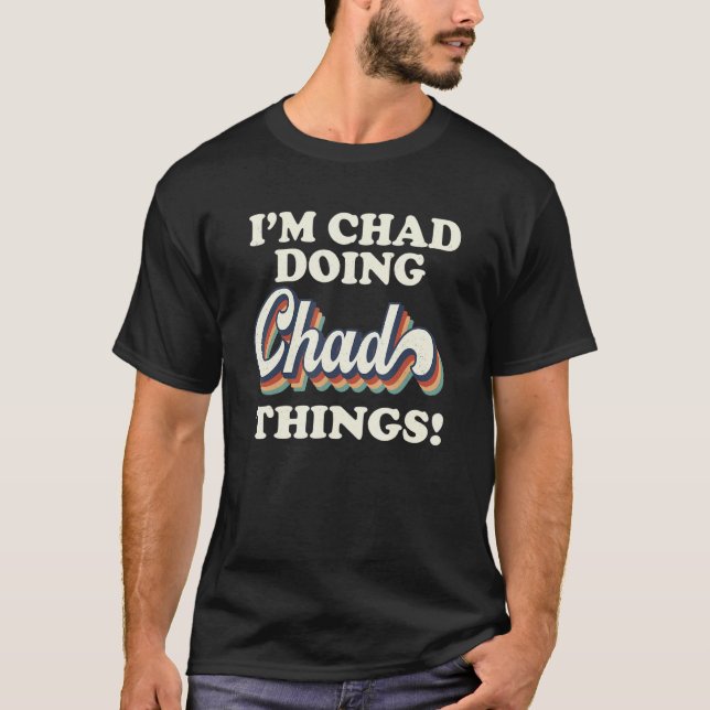 Jag är Chad som gör Chad-saker Födelsedagsnamn Vin T Shirt (Framsida)