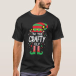 Jag är Crafty Elf-familjen som matchar jul T Shirt<br><div class="desc">Lustigt Crafty-elf som säger att humor party-kostymer för hela familjen till jul kväll eller tackande kväll. Bära det till familjeåterförening i X-mas Winter kväll eller Halloween fest Underbar grafik med självhatt, sockor och skor .Perfekt för ett X-mas-besök på Vintern Kväll av Jultomten och älvar! Sarkastisk julklapp till släktingar, syskon, pappa,...</div>