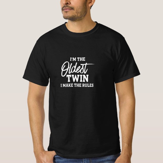 Jag är den äldsta tvillingen jag gör Regler T Shirt (Framsida)