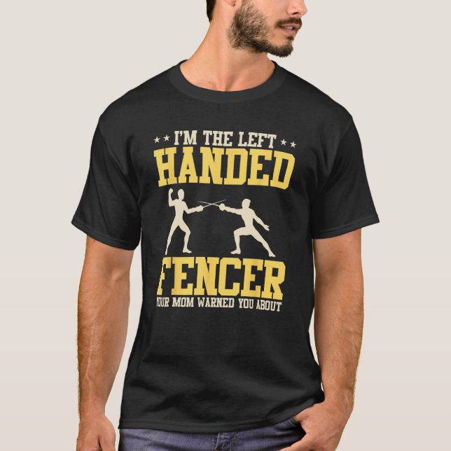 Jag är den Lämnat Handed Fencer Din Mamma varnade  T Shirt (Framsida)
