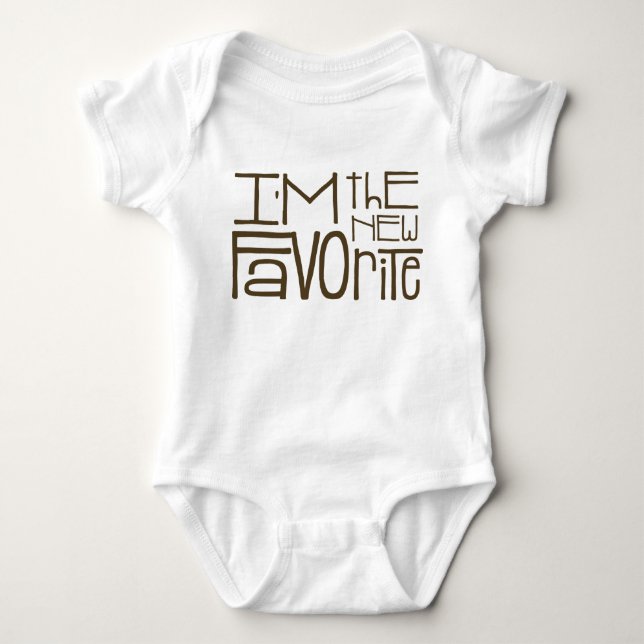"Jag är den nya favoriten" Unisex Apparel Tee Shirt (Framsida)