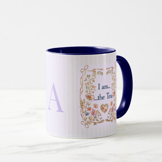 Jag är den teinspirerade kaffekoppen – Lilac Monog Mugg (Framsida höger)
