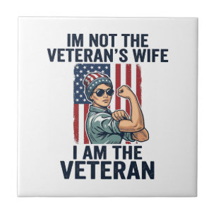 Jag Är Den Veteraniska Patriotiska Kvinnan Veteran Kakelplatta