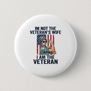 Jag Är Den Veteraniska Patriotiska Kvinnan Veteran Knapp