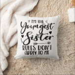 Jag är den yngsta syster Birthday Stepsyster Funny Kudde<br><div class="desc">JAG ÄR UNGEST SISTER REGLER ÄR INTE TILLÄMPLIG PÅ MIG. Lustigt att säga gåva till syster, styvsyster, syskon, kvinnor, mamma, flickor, toodler, baby. Det här är perfektens gåvogaranti till Syrran, en älskare-present till dig, bästa mamma eller pappa som kärlek systerdotter. Underbar presentskjorta för en födelsedag, jul och andra gåvor ge...</div>