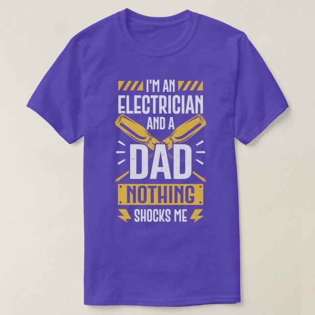 Jag är elektriker och Pappa.. - Inget chockar mig. T Shirt (Design framsida)