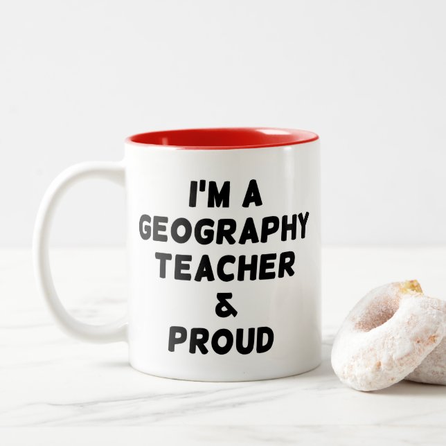 JAG ÄR EN GEOGRAFILÄRARE & STOLT Två-Tonad MUGG (Med munk)