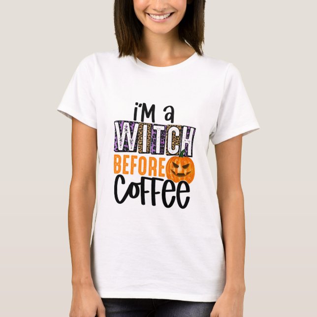 Jag är en häxa före kaffe - Halloween T Shirt (Framsida)