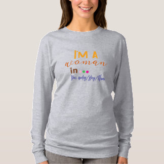 Jag är en kvinna i … Minimalt Citat T Shirt
