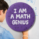 Jag är en Math Genius MaTemaes student Physics Knapp<br><div class="desc">Får endast bäras av dem som förstår matematik. Om du inte känner din Pi från din Omega,  din Pythagoras från din Algebra,  så är det inte till dig. Underbar som lärarlön.</div>