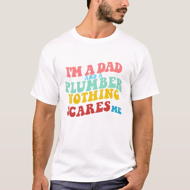 JAG ÄR EN PAPPA OCH EN PLUMBER SKRÄMMER INGENTING  T SHIRT (Framsida)