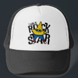 Jag är en Rockstjärna Keps<br><div class="desc">Den här lekande designen har en rockstjärna av coolans gult med stort uttrycksfullt ögon, klädd i blå jeans och röda sensorer, som slår en säker attityd. En söt men edgy utformning som kostym inte bara stenar barn och tonåringar utan även vuxnor som inte tar livet för allvarligt.</div>