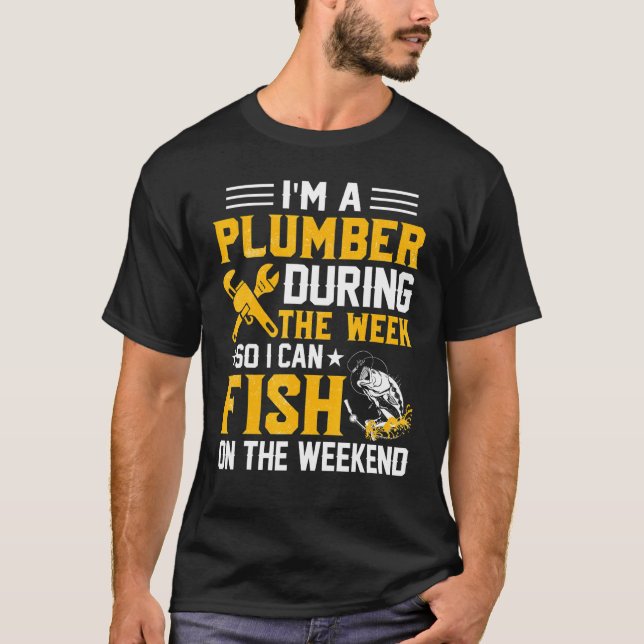 Jag är en rörmokare under veckan så jag kan fiska  t shirt (Framsida)