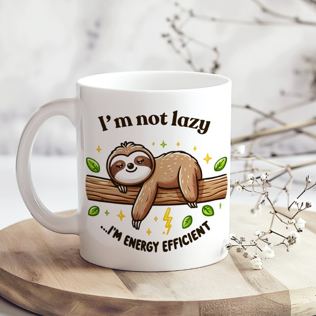"Jag är energieffektiv" Cute Funny Sarcastic Sloth Kaffemugg ("I'm Energy Efficient" Cute Funny Sarcastic Sloth Coffee Mug on a boho kitchen table with flowers)