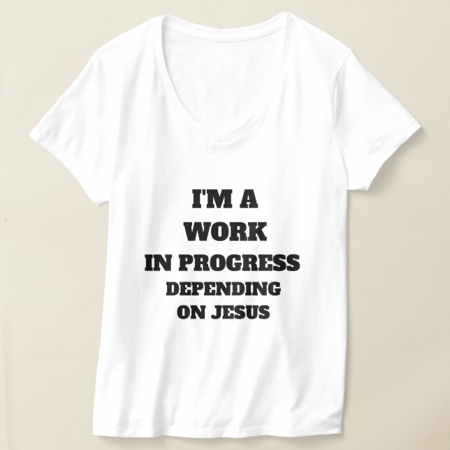 JAG ÄR ETT ARBETE I FRAMSTEG BEROENDE PÅ JESUS T SHIRT (Laydown)